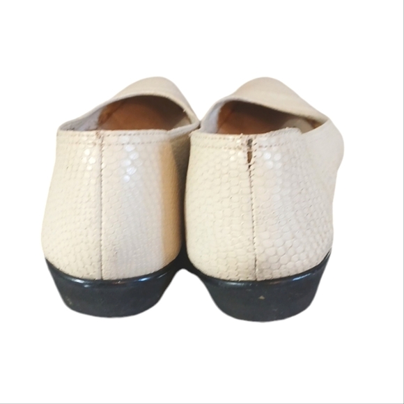 Ferragamo Snake Embossed Cream Leather Flats Size 8.5 - Picture 6 of 10